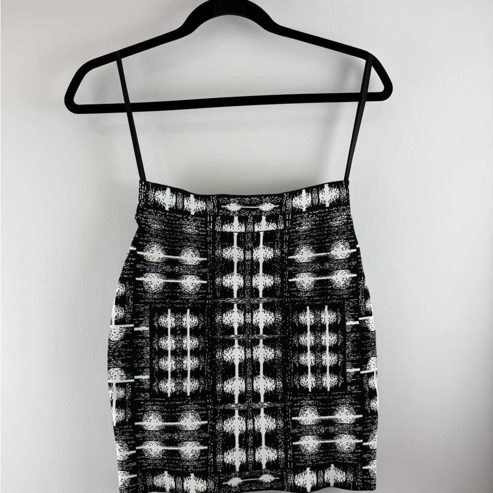 BCBGMAXAZRIA Black White Geometric Bandage Knit Mini Skirt M